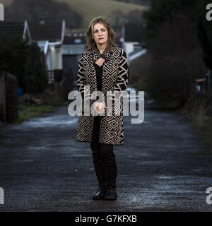 La sœur de la lyricienne manquante de Manic Street Preachers, Richey Edwards, Rachel Elias, se trouve dans la ville familiale de Blackwood, Caerphilly, après avoir parlé de la difficulté pour son père de mourir sans savoir ce qui est arrivé à son fils. Banque D'Images