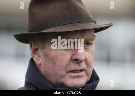 L'entraîneur Jonjo O' Neill avant la course d'obstacles pour mineurs de Betfred 'Suports Jack Berry House' pendant la journée des maîtres de Betfred à l'hippodrome de Sandown Park, Surrey. Banque D'Images