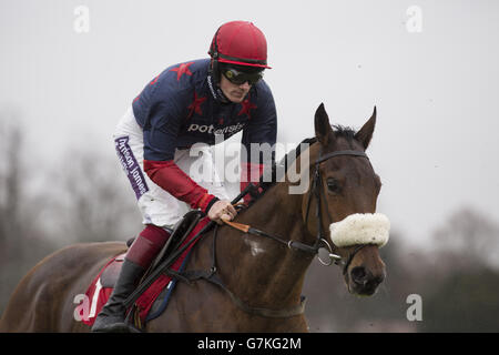 Old Gaurd, criblé par Sam Twiston - Davies en action lors de la course d'obstacles pour mineurs de Betfred « Suports Jack Berry House », qui se déroule pendant la journée des maîtres de Betfred à l'hippodrome de Sandown Park, Surrey. Banque D'Images