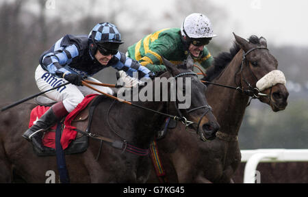 Richard Johnson et Garde la victoire (à gauche) Obtenez le meilleur de Jollyallan, criblé par Tony McCoy, avant de gagner la course à l'épreuve de course de Betfred « Keep IT Fun » lors de la Betfred Masters Day au champ de courses de Sandown Park, Surrey. Banque D'Images