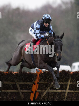 Richard Johnson et Garde la victoire sur le chemin de la victoire lors de la course de course à l'épreuve des obstacles des concurrents Betfred « Keep IT Fun », lors de la journée des maîtres de Betfred, à l'hippodrome de Sandown Park, Surrey. Banque D'Images