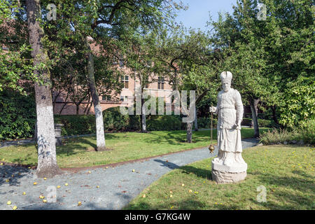 Cour-jardin avec statue et vieilles maisons historiques du centre-ville de béguinage dans la ville d'Anvers, Belgique Banque D'Images