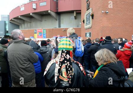 Les fans de Manchester United rendent hommage aux victimes de l'accident aérien de Munich avant le match de la Barclays Premier League à Old Trafford, Manchester. Banque D'Images