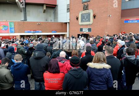 Les fans de Manchester United rendent hommage aux victimes de l'accident aérien de Munich avant le match de la Barclays Premier League à Old Trafford, Manchester. Banque D'Images