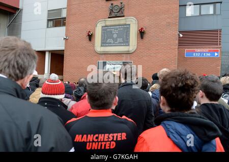 Les fans de Manchester United rendent hommage aux victimes de l'accident aérien de Munich avant le match de la Barclays Premier League à Old Trafford, Manchester. Banque D'Images