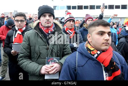 Les fans de Manchester United rendent hommage aux victimes de l'accident aérien de Munich avant le match de la Barclays Premier League à Old Trafford, Manchester. Banque D'Images