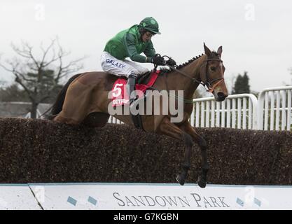 Gitane du Berlais, criée par Daryl Jacob, libère la dernière clôture avant de commencer la course Steeple Chase de Scilly Isles novices, qui se déroule pendant la journée des maîtres de Betfred au champ de courses de Sandown Park, à Surrey. Banque D'Images