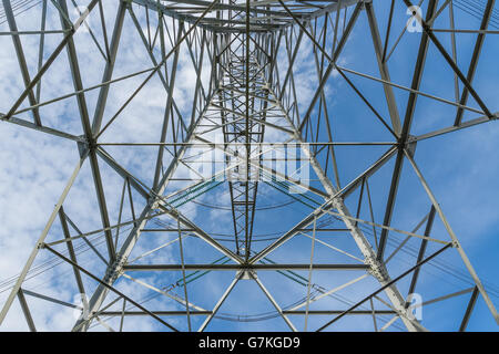 Symétriquement Vue de dessous de pylône d'électricité contre un fond de ciel bleu Banque D'Images