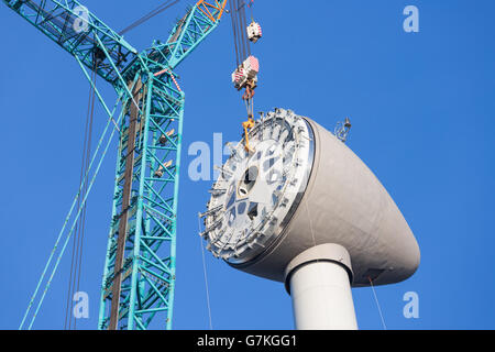 L'installation de la chambre du rotor en haut d'une grande nouvelle éolienne néerlandaise Banque D'Images