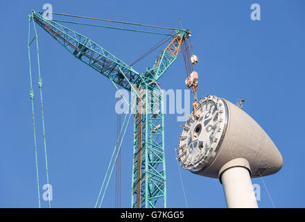 L'installation de la chambre du rotor en haut d'une grande nouvelle éolienne néerlandaise Banque D'Images