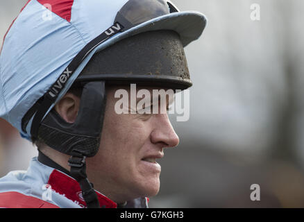 Jockey Barry Geraghty avant de partir dans le Betfred Mobile Heroes Handicap Hourdle Race course pendant la Betfred Masters Day à l'hippodrome de Sandown Park, Surrey. Banque D'Images