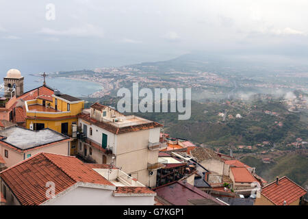 Panorama de Taormina, près de Taormina et vers le sud, une vue aérienne de la Côte sicilienne avec les nuages de pluie Banque D'Images