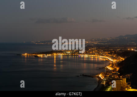 Vue aérienne le soir à la côte sicilienne, près de Taormina, à Sicile, Italie Banque D'Images