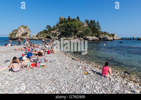 Les touristes se détendre à la plage de Taormina à l'île de la Sicile, Italie Banque D'Images