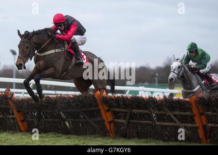 Aigle de la See, monté par Daryl Jacob, pistes Monbeg Theatre, monté par Jamie Snowden au cours du dernier vol avant de gagner la course d'obstacles de Betfred « Gamble Aware » Handricap Hinddle Race, qui se déroule pendant la journée des maîtres de Betfred au champ de courses de Sandown Park, Surrey. Banque D'Images