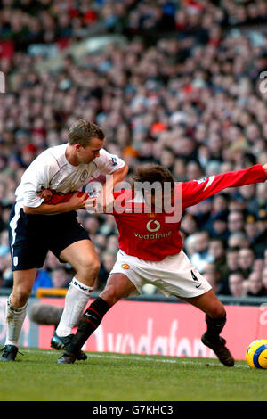 Soccer - FA Barclays Premiership - Manchester United contre Bolton Wanderers.Gabriel Heinz de Manchester United et Kevin Davies de Bolton Wanderers se battent pour le ballon Banque D'Images