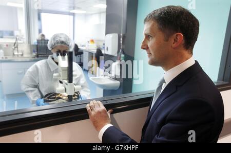 Michael Matheson, secrétaire à la Justice, a visité les laboratoires des services judiciaires de l'autorité de police écossaise sur le campus écossais de Gartcosh en Écosse, suite à un investissement de 6 millions de livres dans la technologie permettant aux médecins légistes écossais de « montrer la voie » dans le profilage de l'ADN. Banque D'Images