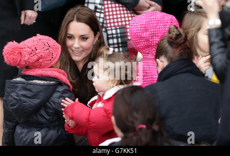 La duchesse de Cambridge accueille un groupe d’enfants, alors qu’elle quitte le réseau d’encouragement, où elle a assisté à un événement pour célébrer le travail des soignants en apportant un soutien aux jeunes vulnérables, à Londres. Banque D'Images