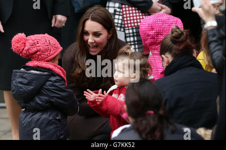 La duchesse de Cambridge accueille un groupe d’enfants, alors qu’elle quitte le réseau d’encouragement, où elle a assisté à un événement pour célébrer le travail des soignants en apportant un soutien aux jeunes vulnérables, à Londres. Banque D'Images