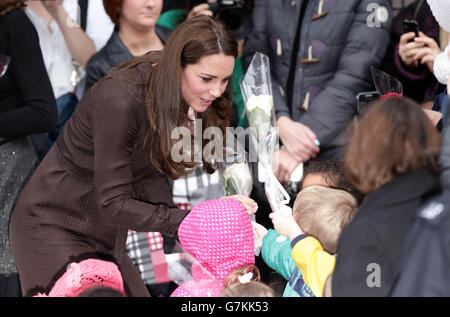 La duchesse de Cambridge accueille un groupe d’enfants, alors qu’elle quitte le réseau d’encouragement, où elle a assisté à un événement pour célébrer le travail des soignants en apportant un soutien aux jeunes vulnérables, à Londres. Banque D'Images