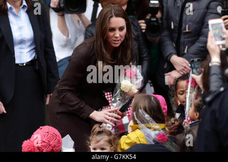 La duchesse de Cambridge accueille un groupe d’enfants, alors qu’elle quitte le réseau d’encouragement, où elle a assisté à un événement pour célébrer le travail des soignants en apportant un soutien aux jeunes vulnérables, à Londres. Banque D'Images