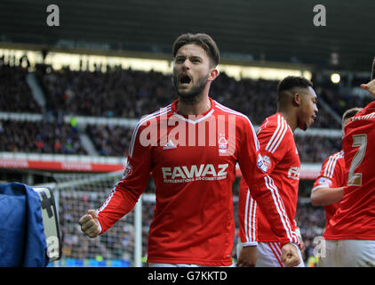 Henri Lansbury, de Nottingham Forest, fête ses célébrations après les scores de Britt Assombalonga, coéquipier ses côtés premier but du jeu Banque D'Images