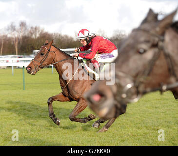 Le New One, criblé de Sam Twiston-Davies, capture le leader de longue date Bertimont sur la plate-forme pour remporter le test de la course à la barre des champions StanJames.com lors de la journée de poursuite de Peter Marsh à l'hippodrome de Haydock Park, Newton-le-Willows. Banque D'Images