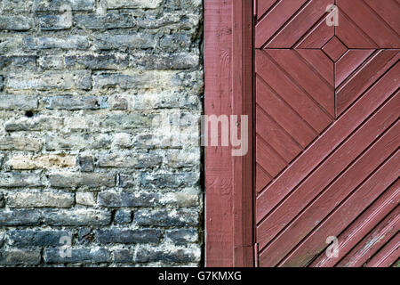 Vieux mur de briques avec porte en bois fragment. Texture background. Close up. Banque D'Images