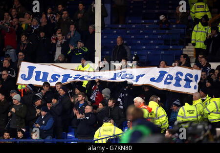 Les fans de West Bromwich Albion affichent une bannière « Justice for Jeff » en l'honneur de Jeff Astle lors du match de la Barclays Premier League à Goodison Park, Liverpool. APPUYEZ SUR ASSOCIATION photo. Photo Date: Lundi 19 janvier 2015. Voir PA Story SOCCER Everton. Le crédit photo doit indiquer Peter Byrne/PA Wire. 45 images maximum pendant une comparaison. Pas d'émulation vidéo ni de promotion en direct. Aucune utilisation dans les jeux, les compétitions, les marchandises, les Paris ou les services de club/joueur unique. Ne pas utiliser avec les fichiers audio, vidéo, données, présentoirs ou logos de club/ligue non officiels. Banque D'Images