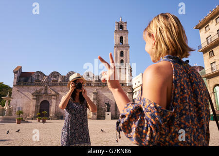 Amies en vacances, les jeunes femmes de prendre photo avec l'appareil photo à La Havane, Cuba. Banque D'Images