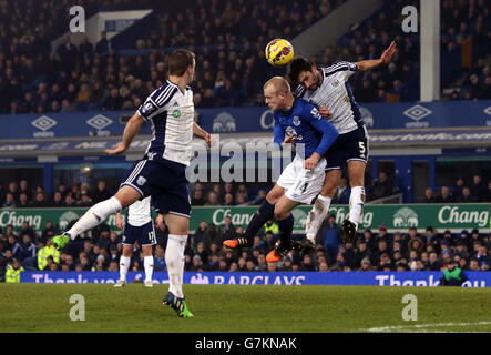 Steven Naismith d'Everton et Claudio Yacob (à droite) de West Bromwich Albion se battent pour le ballon lors du match de la Barclays Premier League à Goodison Park, Liverpool.APPUYEZ SUR ASSOCIATION photo.Photo Date: Lundi 19 janvier 2015.Voir PA Story SOCCER Everton.Le crédit photo doit indiquer Peter Byrne/PA Wire. Banque D'Images