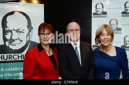 La famille de Sir Winston Churchill (de gauche à droite), la petite-fille Celia Sandys, l'arrière-petit-fils Randolph Churchill et la petite-fille Emma Soames, assistent au lancement des commémorations pour souligner le 50e anniversaire de la mort du premier ministre en 1965, dans les salles de guerre de Churchill, dans le centre de Londres. Banque D'Images