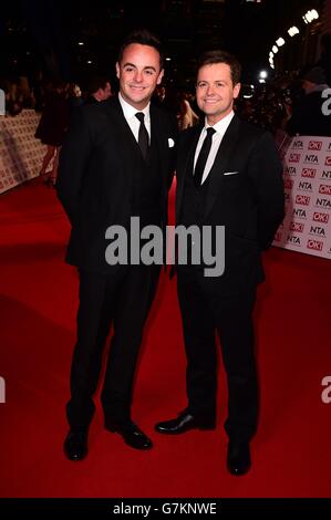 Anthony McPartlin et Declan Donnely (à droite) arrivent pour les National Television Awards 2015 à l'O2 Arena, Londres. Banque D'Images