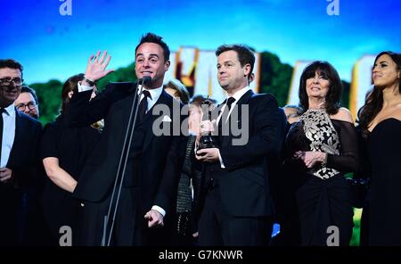 Anthony McPartlin et Declan Donnely, avec la troupe et l'équipage de I'm A Celebrity, reçoivent le prix du meilleur spectacle de divertissement lors des National Television Awards 2015 à l'O2 Arena, Londres. Banque D'Images