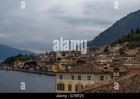 Belle vue sur le paysage urbain de Limone sul Garda, Lombardie, Italie Banque D'Images