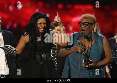 Sandra Martin et Sandy Channer acceptent le prix du meilleur programme factuel pour Gogglebox lors des National Television Awards 2015 à l'O2 Arena, Londres. Banque D'Images