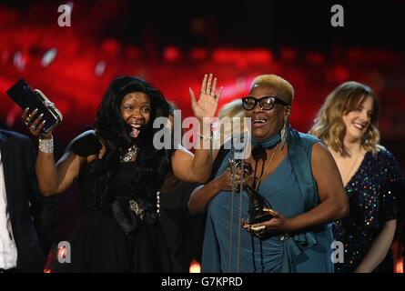 Sandra Martin et Sandy Channer acceptent le prix du meilleur programme factuel pour Gogglebox lors des National Television Awards 2015 à l'O2 Arena, Londres. Banque D'Images