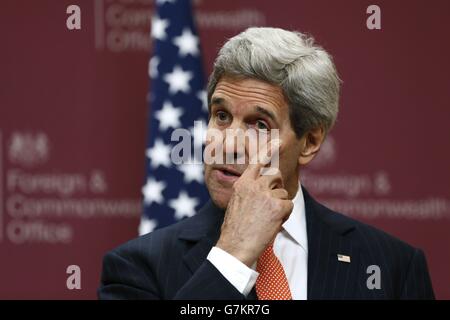Le secrétaire d'État américain John Kerry s'exprime lors d'une conférence de presse au Foreign and Commonwealth Office de Londres.