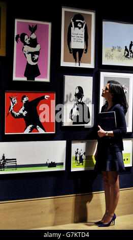 Martina Badovic, spécialiste de Bonhams, se présente à une collection de 30 tirages Banksy appartenant au propriétaire de la galerie anglaise Steve Lazarides, ancien agent de l'artiste graffiti, lors d'un appel photo pour les points forts de la prochaine création de Bonhams en 1793, La vente aux enchères d'art contemporain a lieu à la maison de vente aux enchères dans le centre de Londres le 28 janvier. Banque D'Images