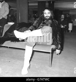 Le chanteur grec Demis Roussos à l'aéroport de Londres Heathrow, où il partit pour une visite de la Scandinavie. Banque D'Images