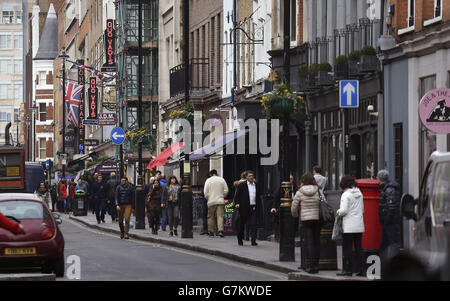 Vue sur Dean Street à Soho, dans le centre de Londres. Banque D'Images