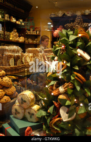 Vitrine festive - petit magasin de thé Bettys. Une fenêtre de magasin est décorée avec des plats de Noël. Banque D'Images