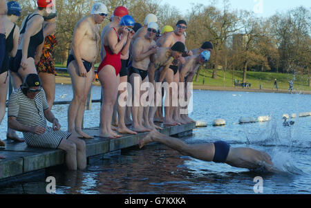 Jour de Noël Natation - Serpentine Banque D'Images