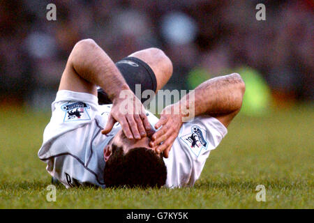 Soccer - FA Barclays Premiership - Manchester United contre Bolton Wanderers.Tal Ben Haim de Bolton Wanderers est blessé par une pression présumée de Wayne Rooney de Manchester United Banque D'Images