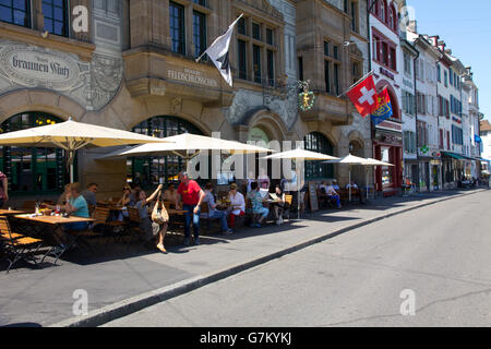 Des terrasses de cafés, pubs et bars line Barfusserplatz à Bâle, Suisse. Banque D'Images