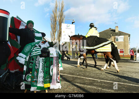 Les chevaux de police entrent aujourd'hui dans le parc Hamden avant la COUPE DE la Ligue DES COMMUNAUTÉS écossaises QTS, demi-finale à Hampden Park, Glasgow. Banque D'Images