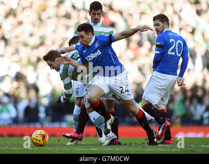 Celtic's Kris Commons et Rangers Darren McGregor (avant) pendant la COUPE DE la Ligue DES COMMUNAUTÉS ÉCOSSAISES QTS, demi-finale à Hampden Park, Glasgow. Banque D'Images