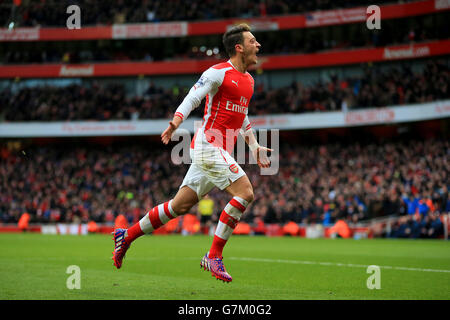 Le Mesut Ozil d'Arsenal célèbre le deuxième but de son camp lors du match de la Barclays Premier League au stade Emirates, Londres. Banque D'Images