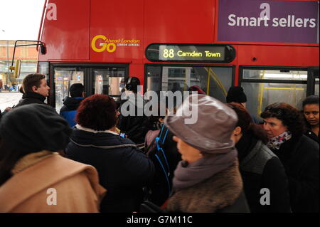 Les voyageurs font la queue pour monter dans un bus devant la gare routière de Vauxhall, Londres, car les passagers de bus à Londres ont été confrontés à des perturbations en raison d'une grève des chauffeurs et d'autres travailleurs, bien que de nombreux services aient été en cours malgré l'action. Banque D'Images