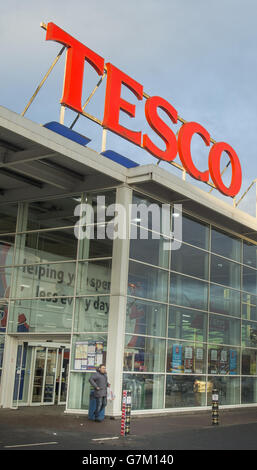 Un magasin Tesco Extra à Glasgow en tant qu'enquête officielle doit être lancé sur les pratiques au supermarché, y compris tout retard dans les paiements aux fournisseurs. Banque D'Images